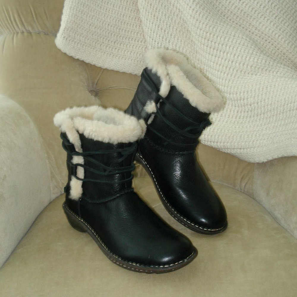 Auth. UGG AUSTRALIA Iconic Rianne 1004142 Black Leather Ankle Boots